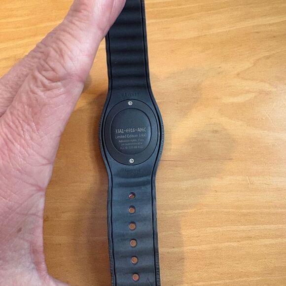 Disney Valentine's Day 2022 Mickey & Minnie Sweethearts Magic Band LE 3,460 - Picture 5 of 8